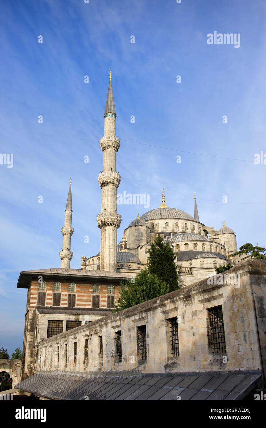 Città vecchia di Istanbul, in Turchia, architettura storica, minareti e cupole della Moschea del Sultano Ahmed (Moschea Blu) Foto Stock