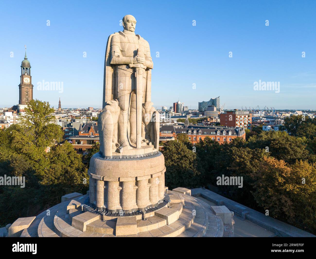 Vista aerea del Monumento di Bismarck con la chiesa principale di St Michaelis (Michel) e l'Elphilharmonie sullo sfondo, Alter Elbpark, Amburgo Foto Stock