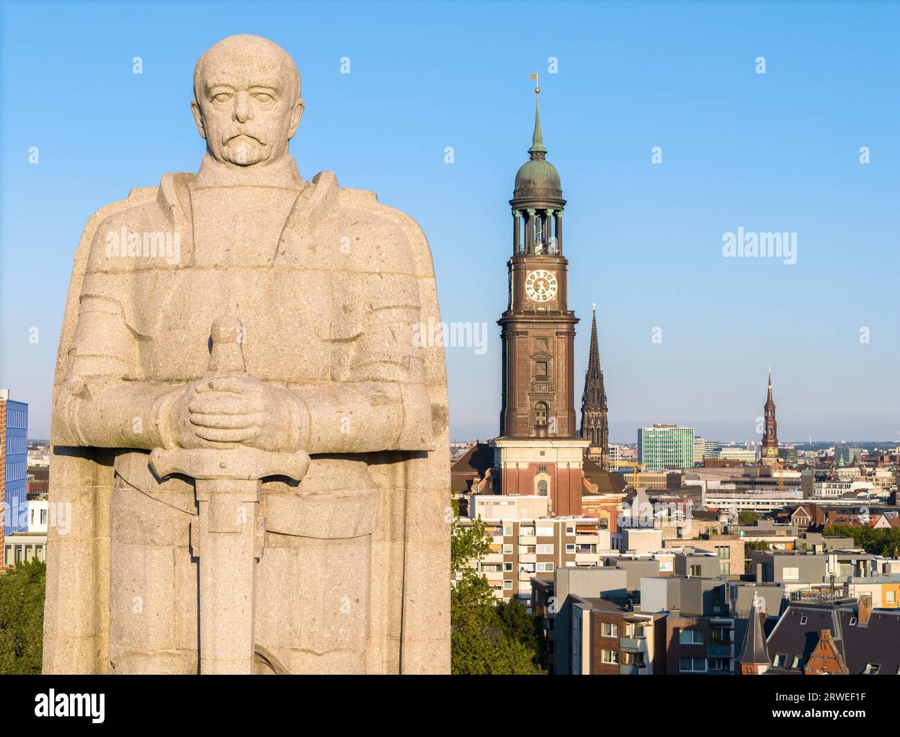 Vista aerea del Monumento di Bismarck con la chiesa principale di St Michaelis (Michel) sullo sfondo, Alter Elbpark, Amburgo, Germania Foto Stock