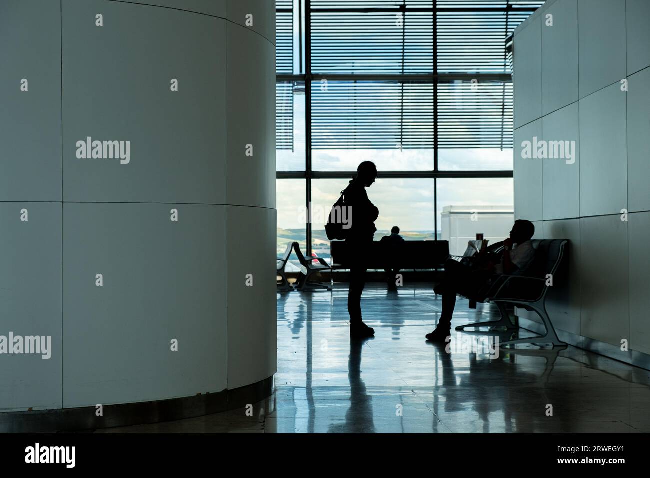 Sagome dei passeggeri nel terminal T4 dell'aeroporto di Madrid. Adolfo Suarez-Barajas Foto Stock