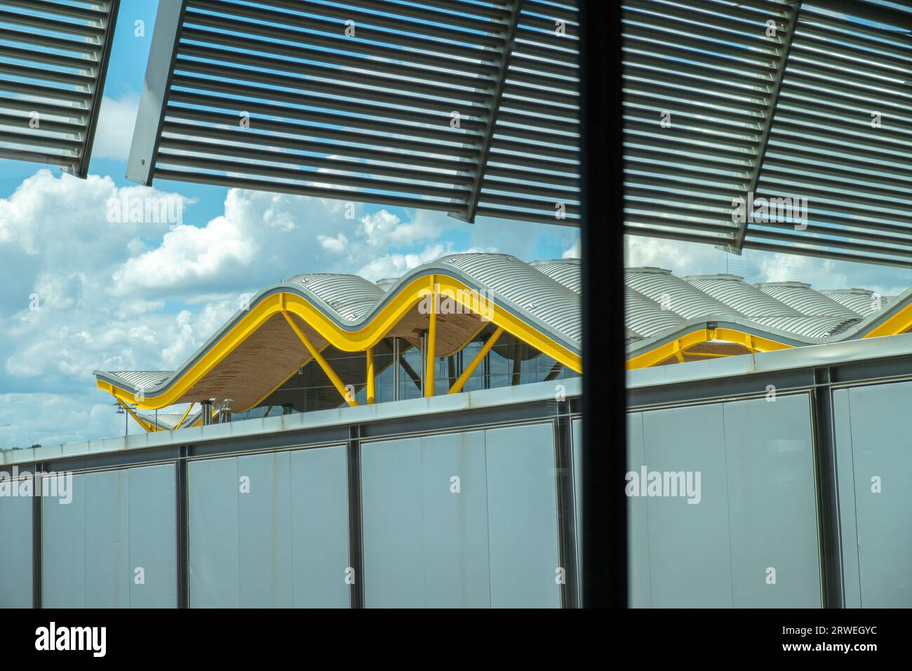 Madrid, Spagna 05 26 2018: Vista esterna del tetto del terminal T4 dell'aeroporto di Madrid. Adolfo Suarez-Barajas Foto Stock