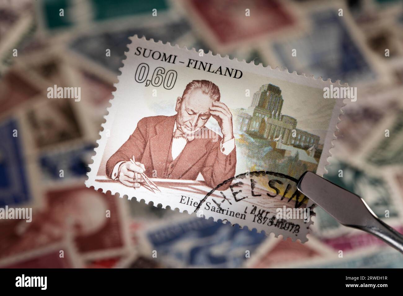 Francobollo commemorativo finlandese del 1971. Eliel Saarinen era un architetto finlandese che divenne famoso per i suoi edifici in stile art nouveau nei primi anni di Foto Stock