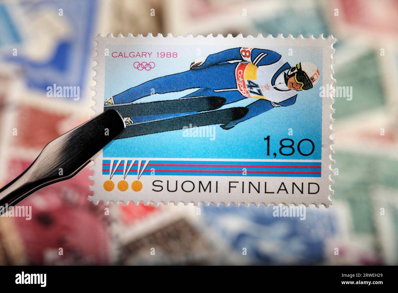 Francobollo commemorativo finlandese del 1988. Matti Nykaenen, il saltatore con gli sci che ha vinto tre medaglie d'oro ai giochi olimpici invernali del 1988 a Calgary Foto Stock