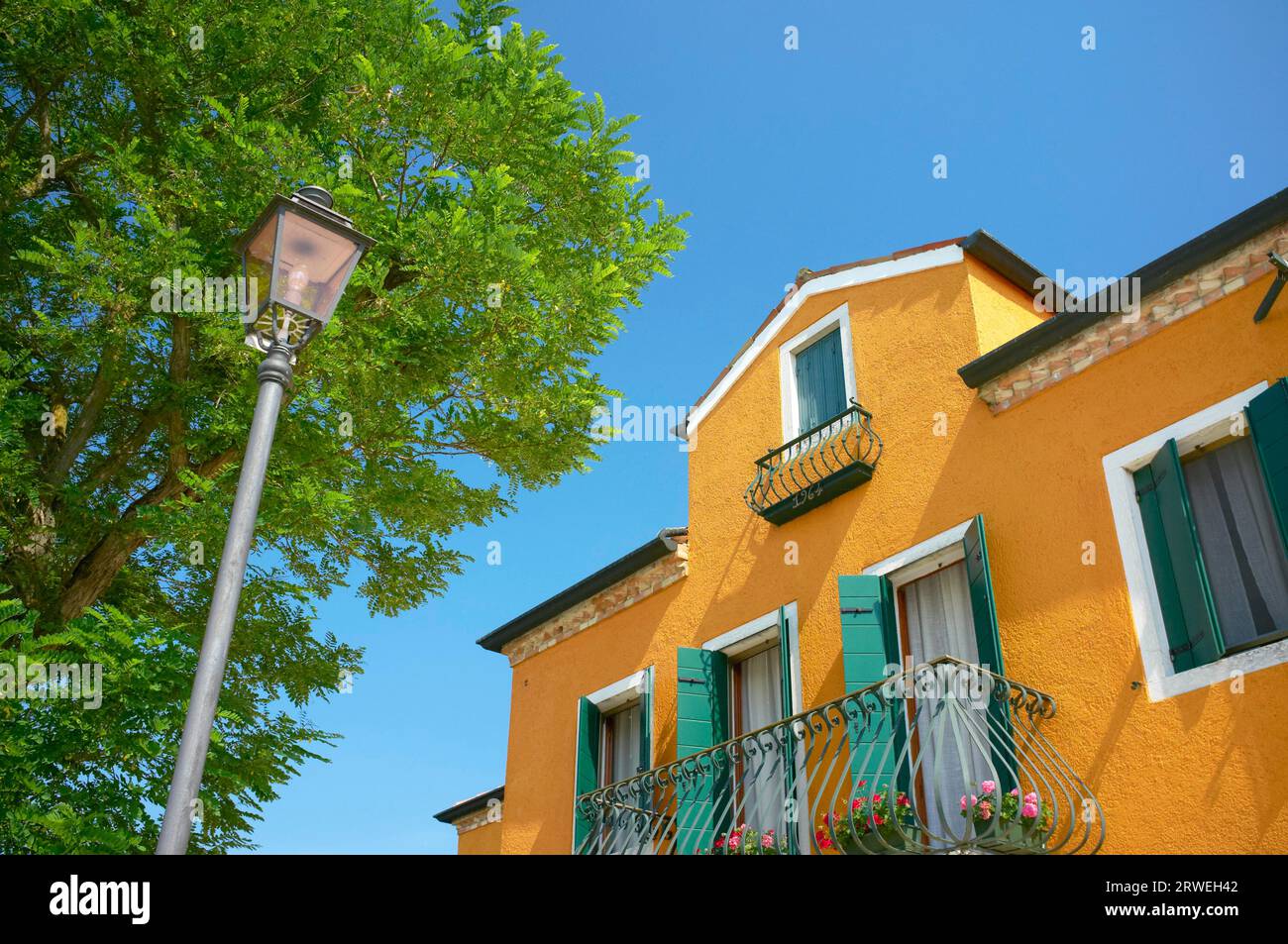 Casa sull'isola di Mazzorbo. Mazzorbo è un'isola della laguna veneta settentrionale, Italia settentrionale, collegata a Burano da un ponte Foto Stock