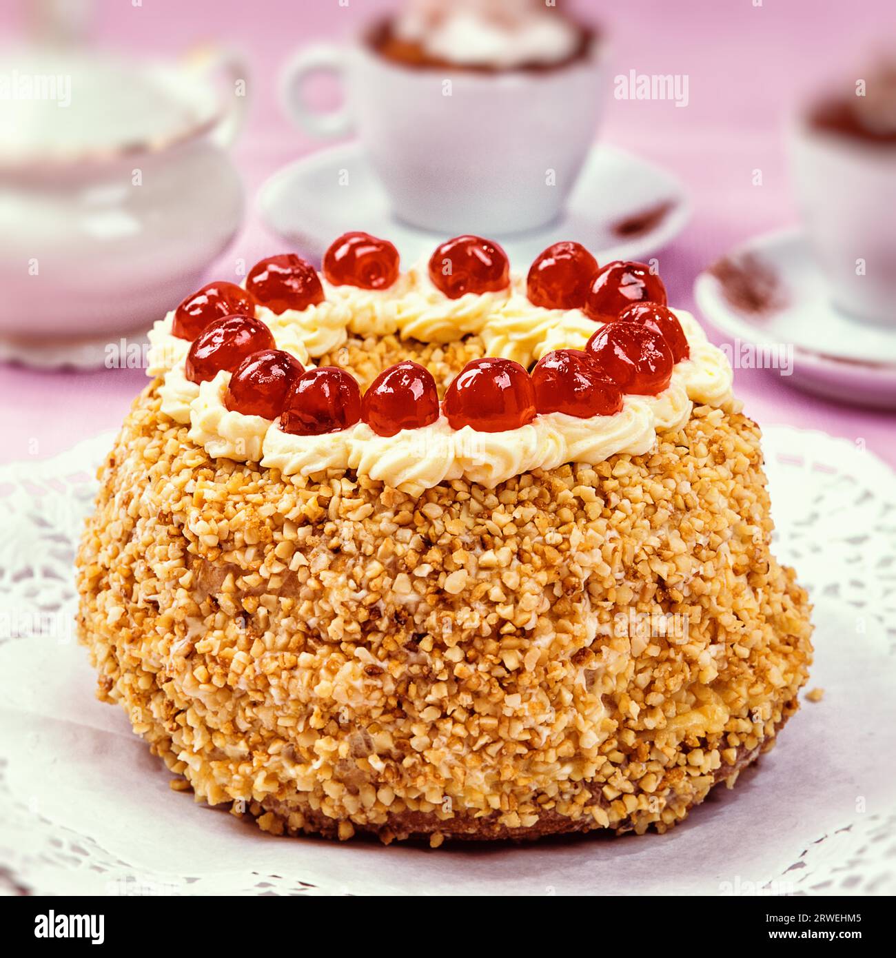 Torta Frankfurter Kranz Art decorata con crema e ciliegia Foto Stock