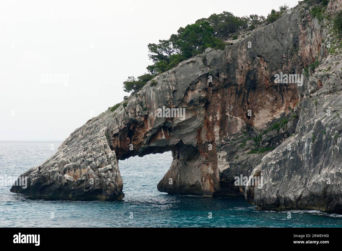 La splendida baia di Cala Goloritze in Sardegna con la sua porta rocciosa Foto Stock