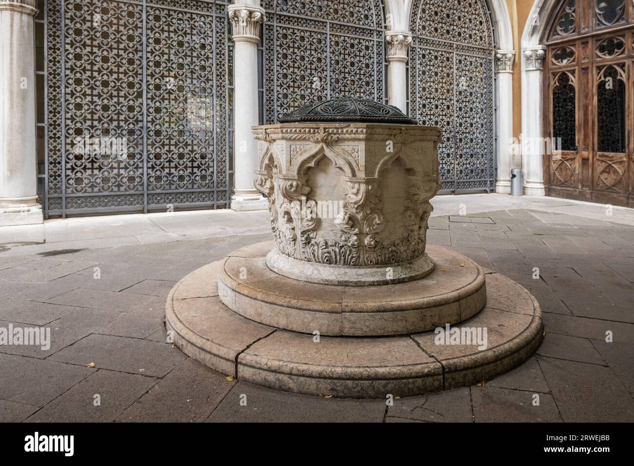 Antico pozzo di pietra per l'acqua piovana, piazza di Venezia i nItalia Foto Stock