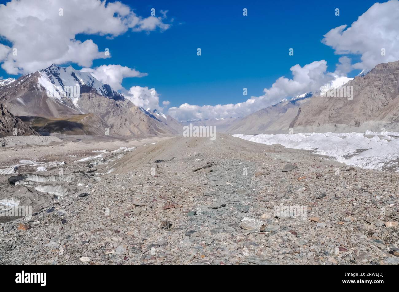 Foto di rocce e montagne con cime innevate vicino al Ghiacciaio Inylcheck Sud in Kirghizistan Foto Stock