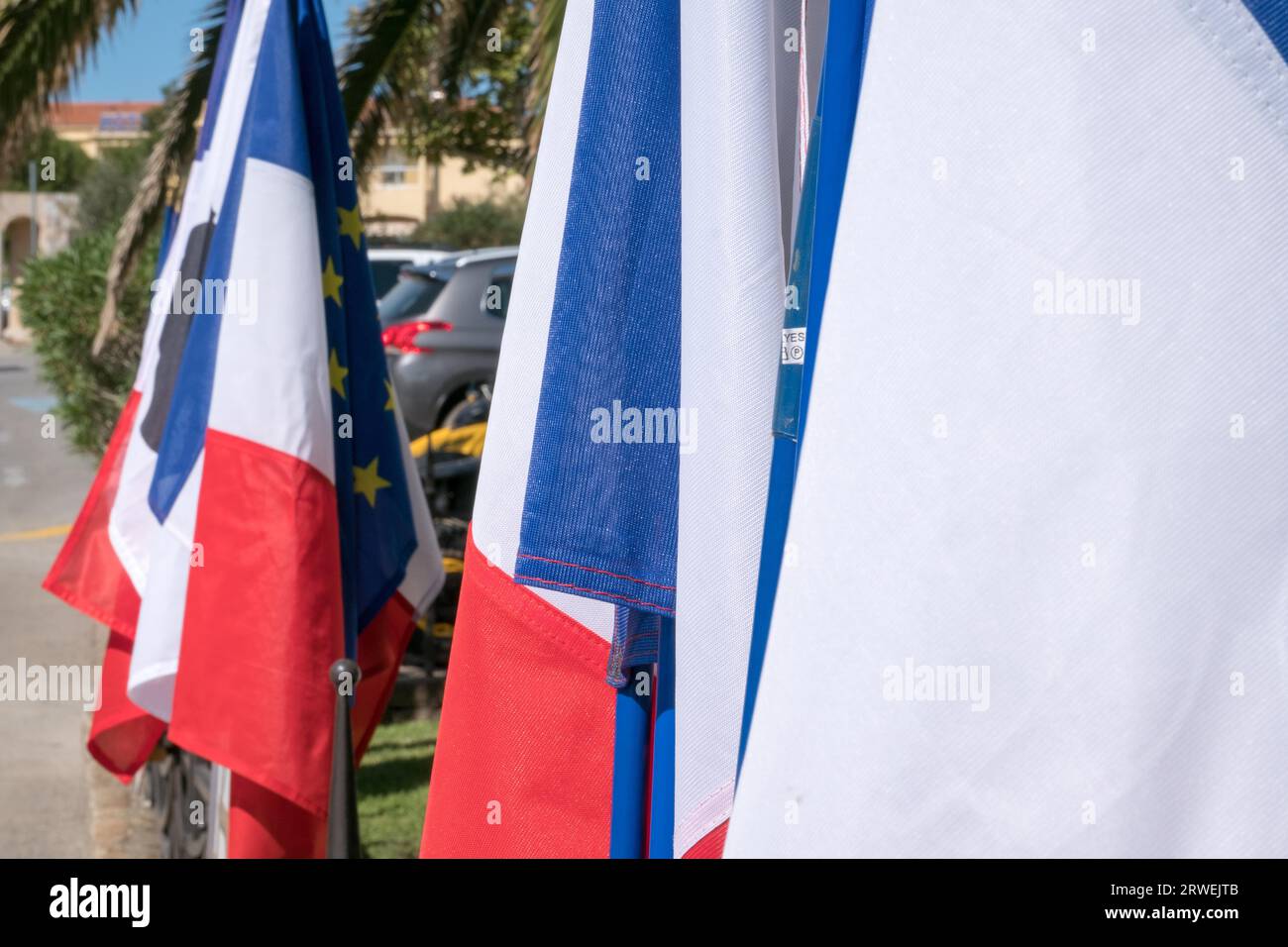 Bandiere presso il monumento ai corsi che morirono durante la prima guerra mondiale nella città portuale di Calivi, nella parte occidentale dell'isola mediterranea di Foto Stock