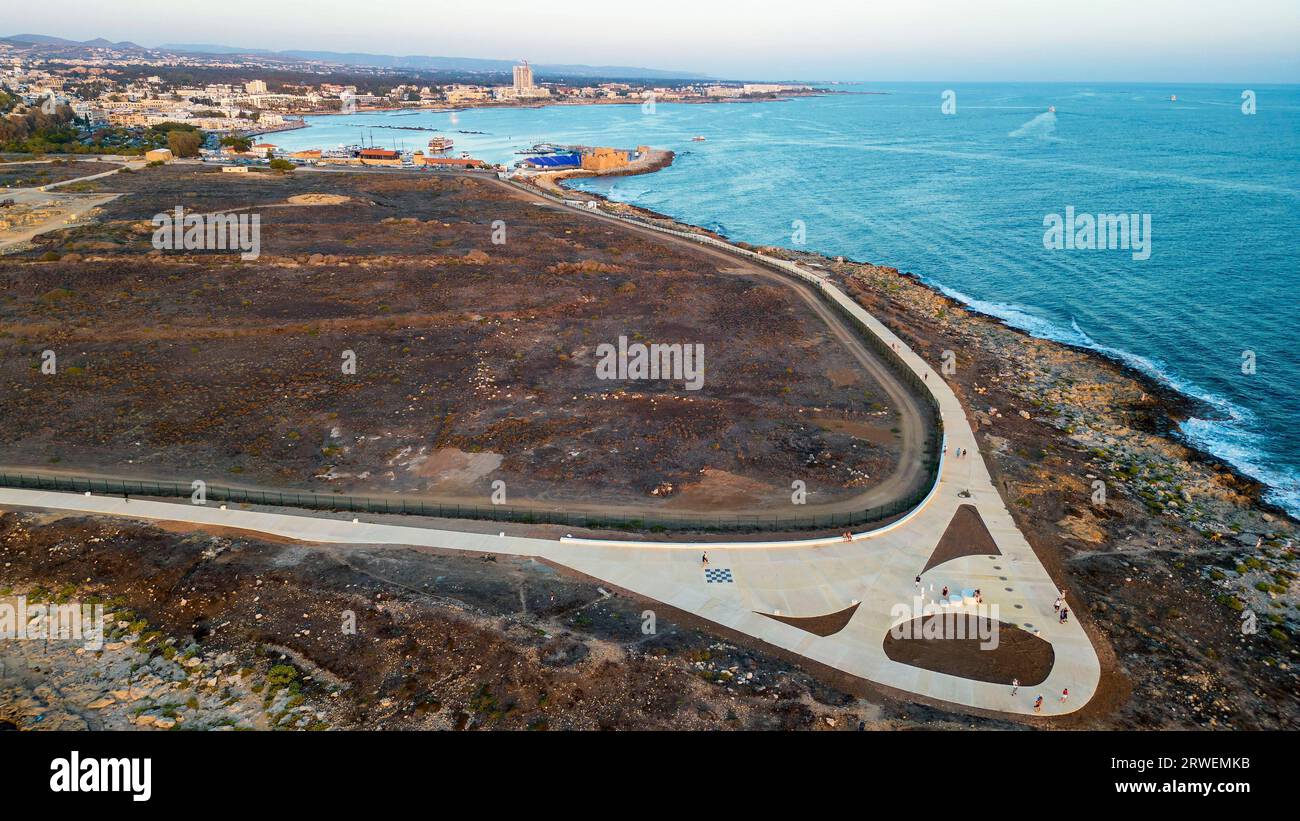 Vista aerea del percorso costiero di Paphos, appena completato, che collega il porto di Paphos e la spiaggia municipale di Paphos, Paphos, Cipro. Foto Stock