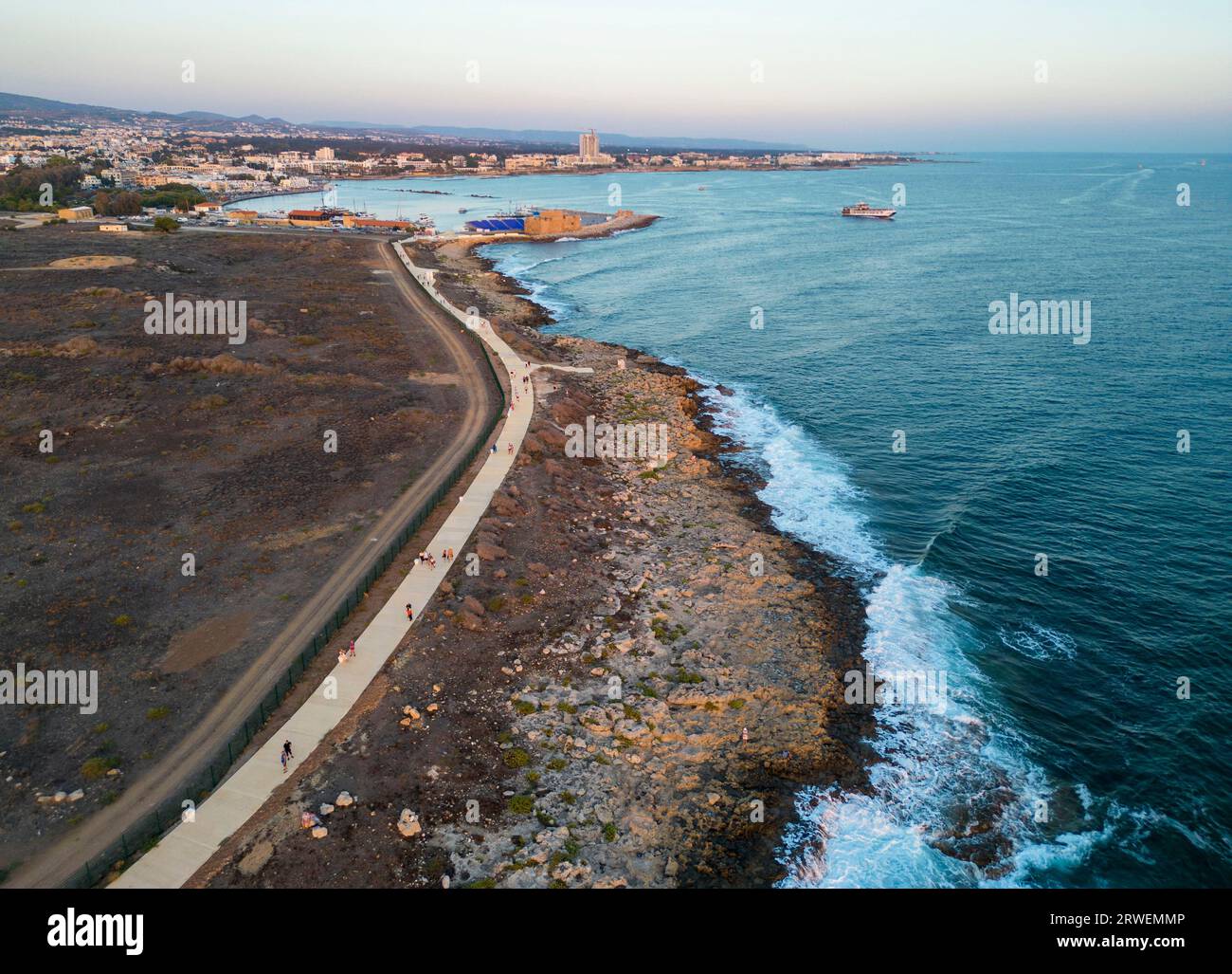 Vista aerea del percorso costiero di Paphos, appena completato, che collega il porto di Paphos e la spiaggia municipale di Paphos, Paphos, Cipro. Foto Stock