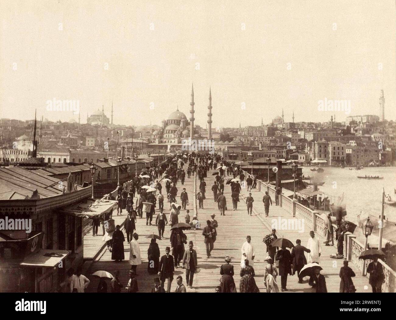 Il Ponte Galata a Istanbul si affaccia sul quartiere di Eminönü, 1900, Turchia, storica riproduzione restaurata digitalmente da originale del XIX secolo Foto Stock