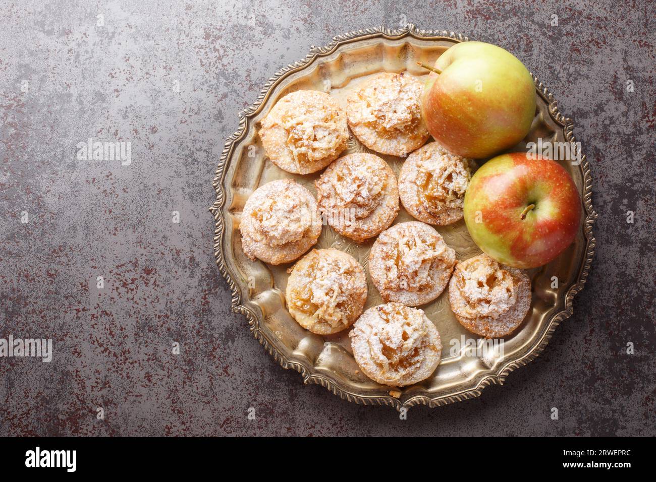 Cottura tradizionale autunnale, biscotti fatti in casa alla mela e cannella in un piatto sul tavolo. Vista superiore orizzontale dall'alto Foto Stock