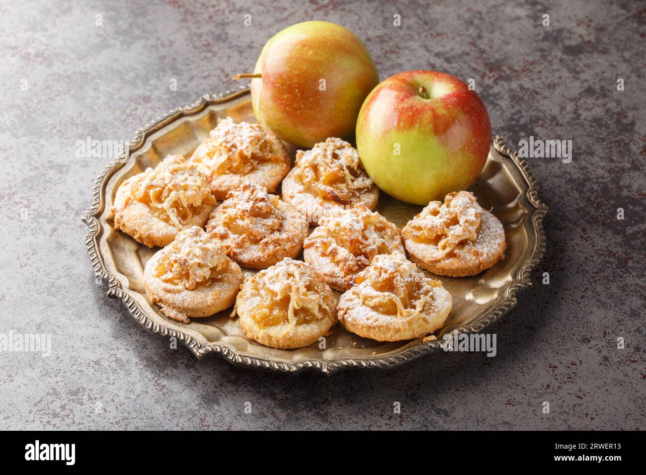 Cottura tradizionale autunnale, biscotti fatti in casa alla mela e cannella in un piatto sul tavolo. Orizzontale Foto Stock