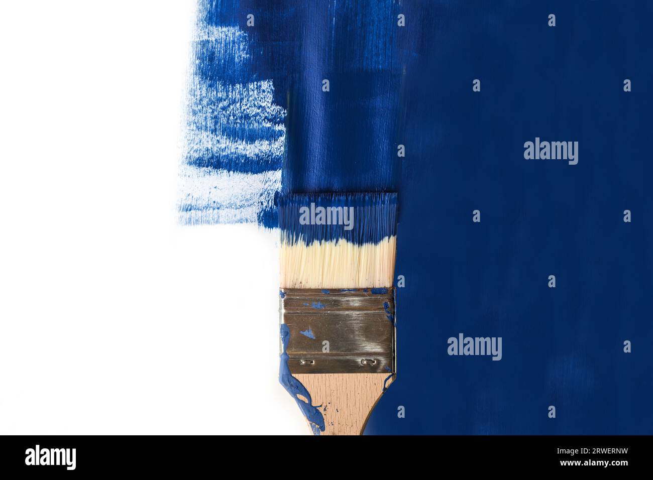 Dipingere con pennello una superficie bianca metà di colore blu, concetto di influenza e acquisizione in caso di punti di vista opposti, spazio di copia, giacenza piatta Foto Stock
