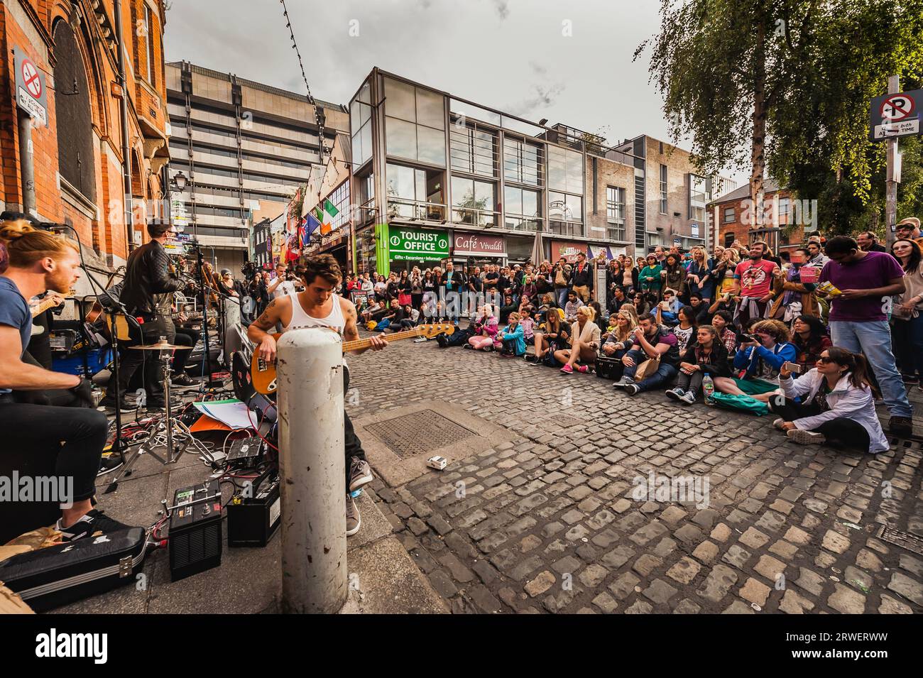 Dublino, Irlanda - 08 16, 2015 Street Concert al Dublin Temple Bar, con una folla di persone in piedi sulla piazza da parte degli entusiasti artisti di strada. Gruppo rock irlandese Foto Stock