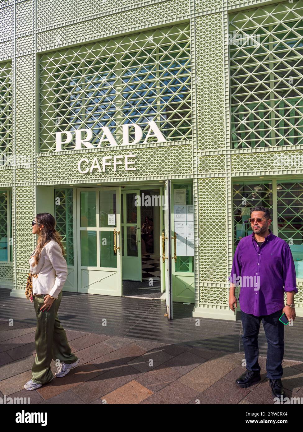 In posa all'esterno del Prada Cafe, Harrods, Londra, Inghilterra, Regno Unito, GB. Foto Stock