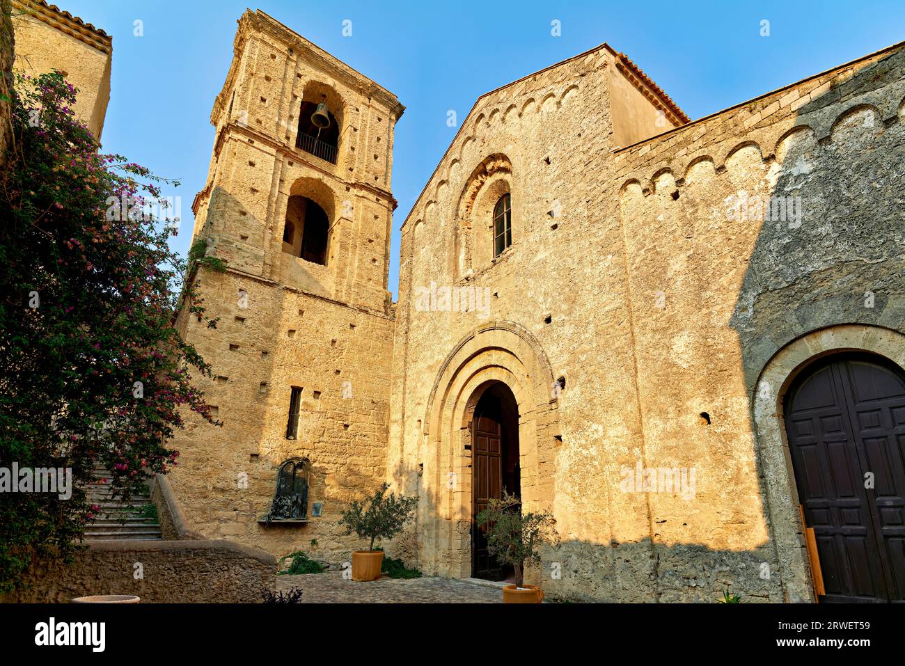 Gerace Calabria Italia. La facciata della cattedrale normanna Foto Stock