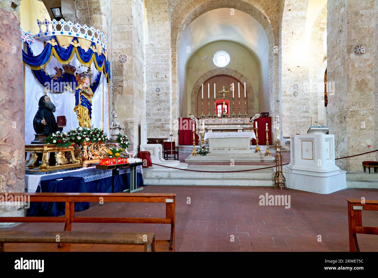 Gerace Calabria Italia. L'interno della cattedrale normanna Foto Stock