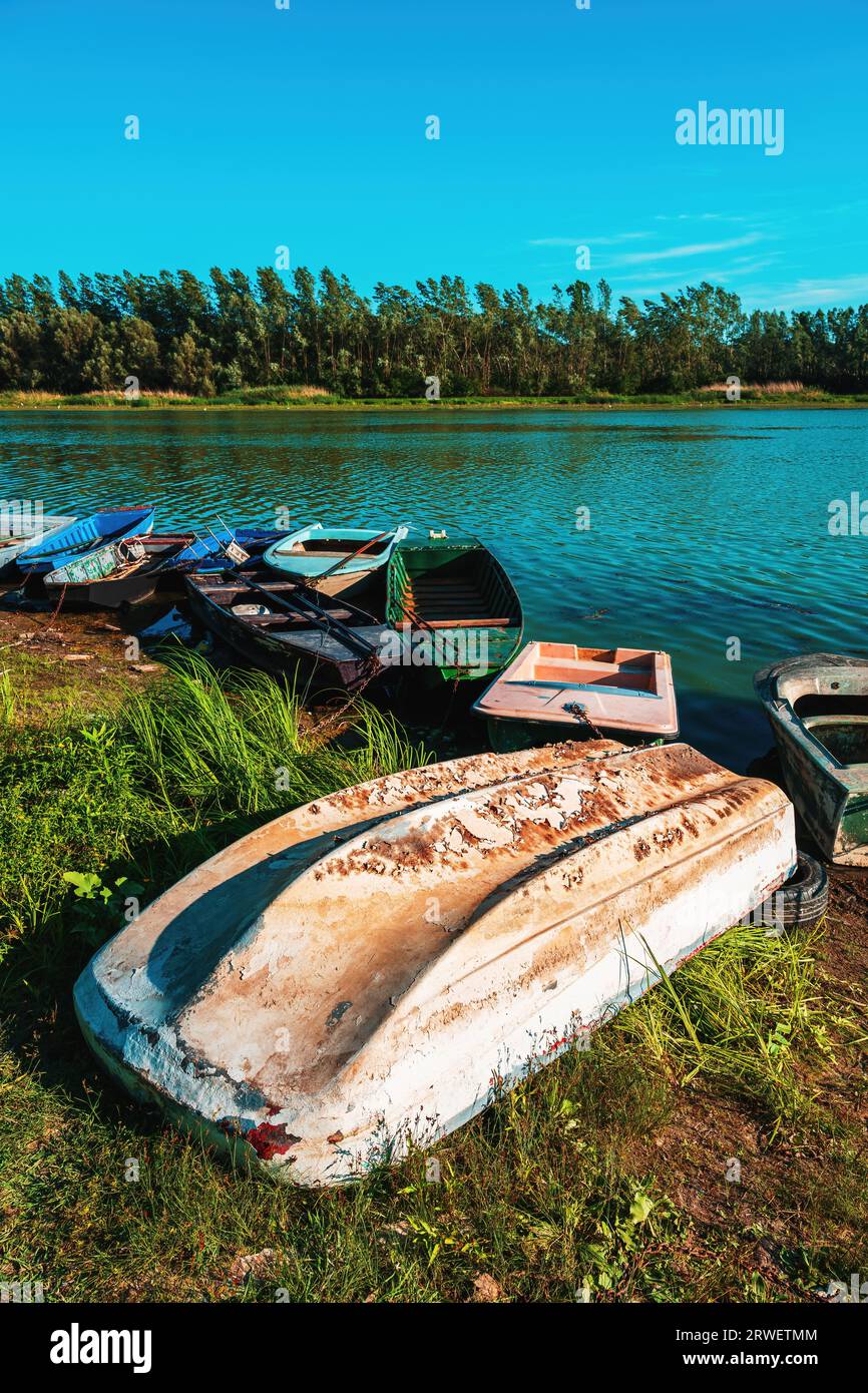 Vecchie barche da pesca usurate sul fiume Danubio, concentrazione selettiva Foto Stock