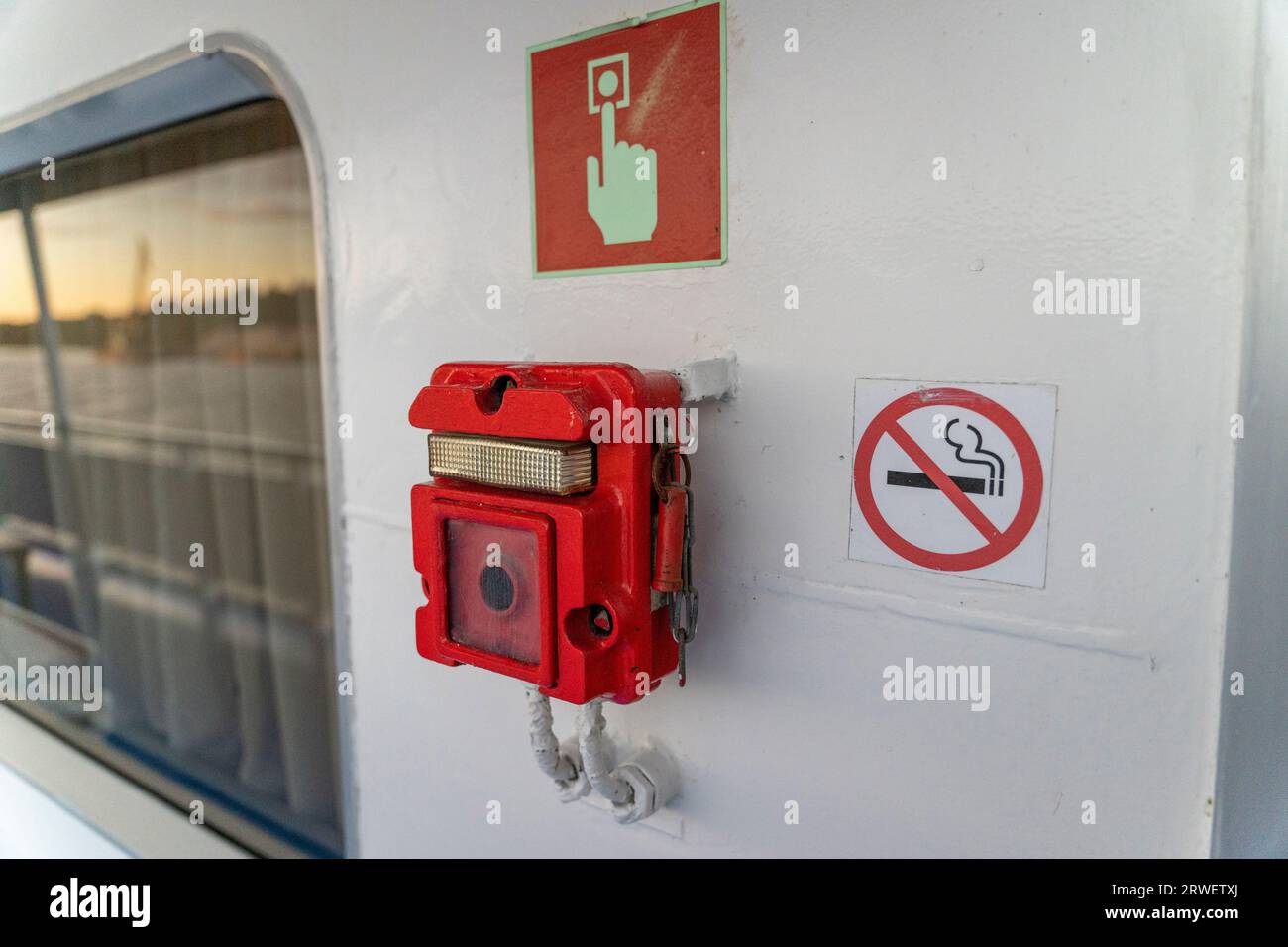 pulsante di allarme antincendio di emergenza sulla nave. Annuncio di una situazione d'emergenza d'incendio sulla nave. Situazione di emergenza. Foto di alta qualità Foto Stock