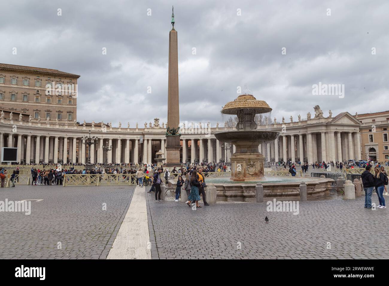 ROMA, VATICANO - MARTH 9, 2023: Questo è un frammento di San Piazza Pietro con la fontana del Bernini, l'obelisco Vaticano e uno dei due colon semicircolari Foto Stock