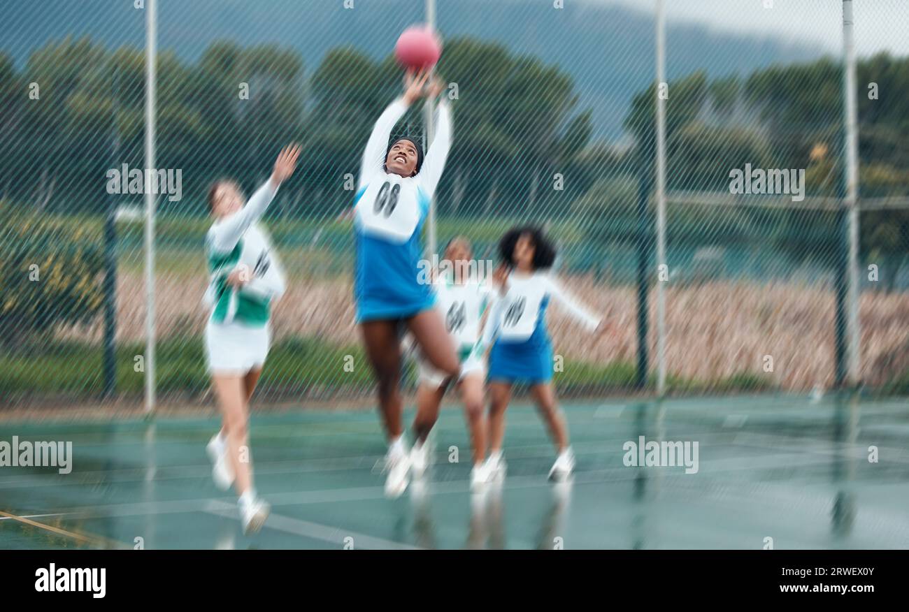 Sport, squadra e netball con salto donna per palla, competizione e atleta che gioca a gioco, sfida sul campo o partita attiva. Sfocatura movimento, azione e. Foto Stock