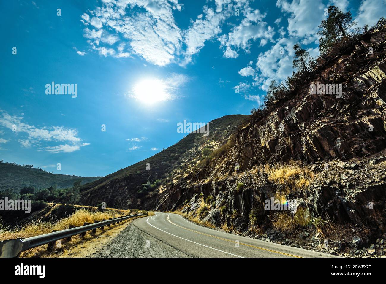 Autostrada panoramica da Mariposa a Yosemite Valley, California Foto Stock