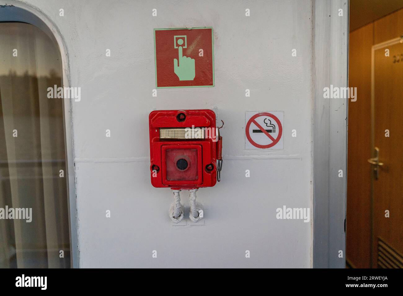 pulsante di allarme antincendio di emergenza sulla nave. Annuncio di una situazione d'emergenza d'incendio sulla nave. Situazione di emergenza. Foto di alta qualità Foto Stock