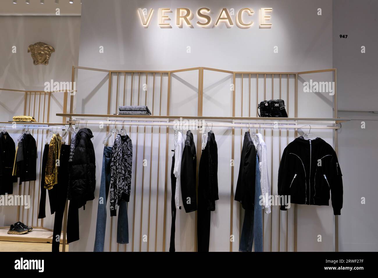 Versace clothing immagini e fotografie stock ad alta risoluzione - Alamy