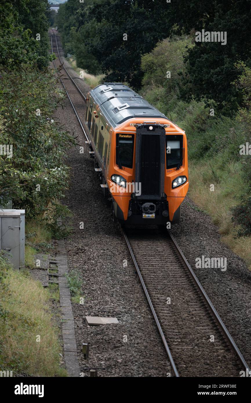Treno diesel della West Midlands Railway classe 196 sulla linea a binario singolo tra Leamington Spa e Kenilworth, Old Milverton, Warwickshire, Regno Unito Foto Stock