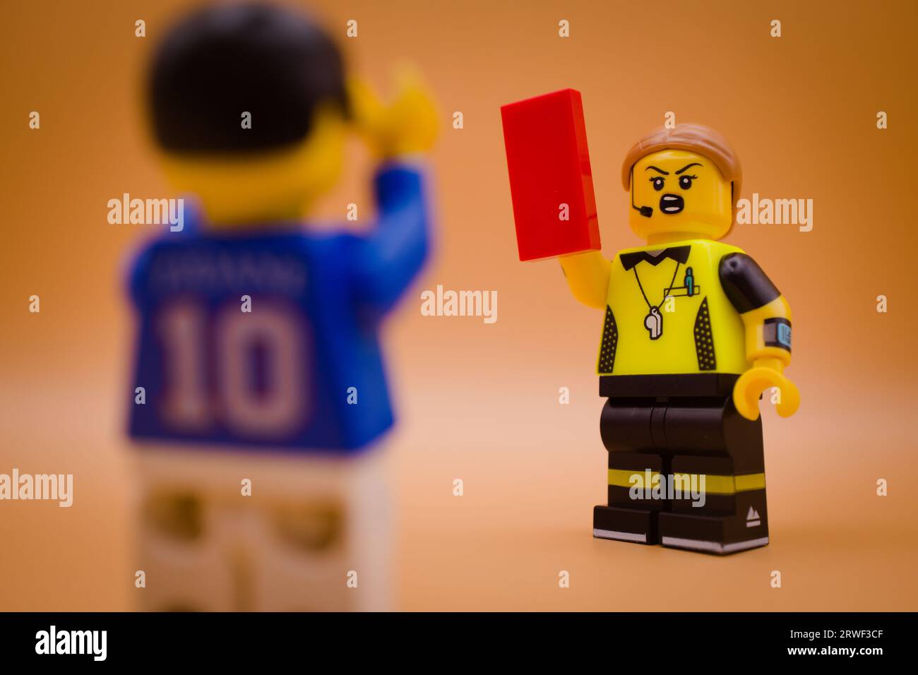 Giocatore di football che riceve il cartellino rosso per un brutto fallo Foto Stock