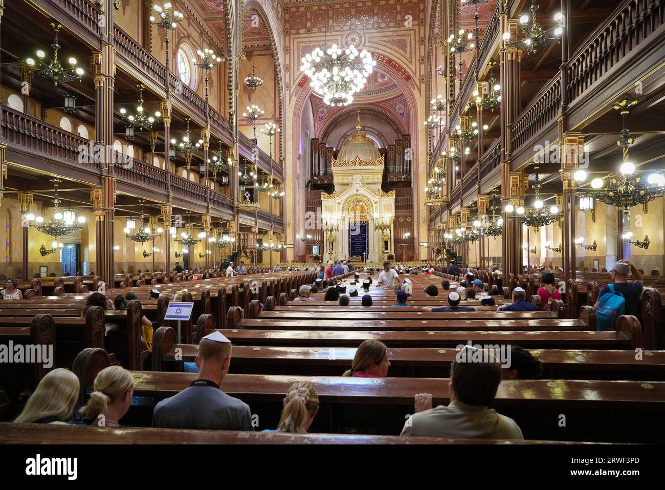 Budapest, Ungheria - 21 agosto 2023. All'interno della Sinagoga di via Dohany, conosciuta anche come la grande Sinagoga o Sinagoga Tabakgasse. Sono le larghe Foto Stock