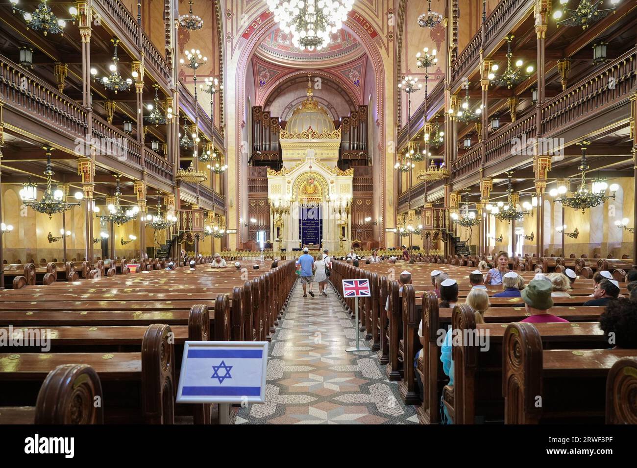 Budapest, Ungheria - 21 agosto 2023. All'interno della Sinagoga di via Dohany, conosciuta anche come la grande Sinagoga o Sinagoga Tabakgasse. Sono le larghe Foto Stock