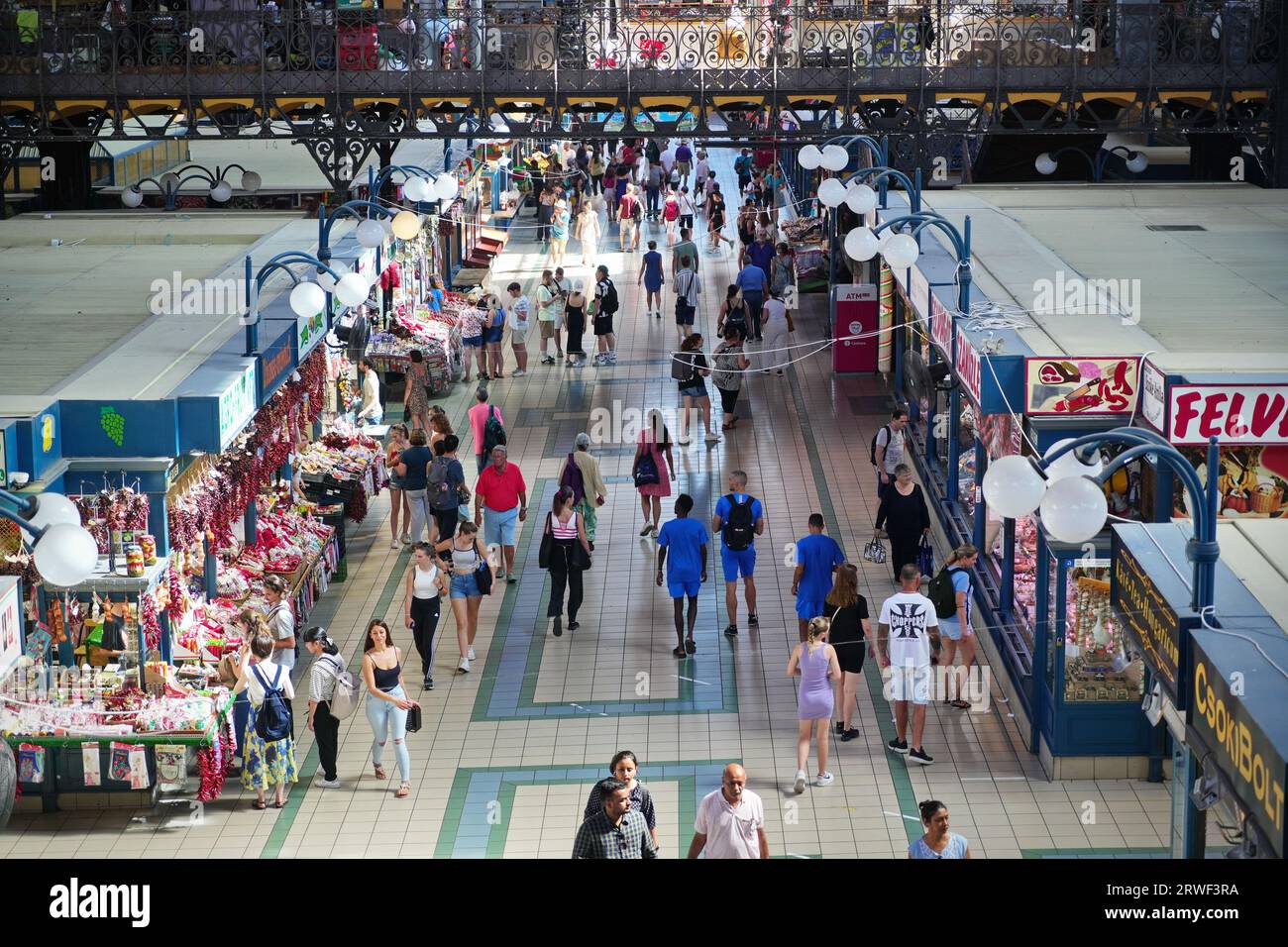 BUDAPEST, UNGHERIA - 21 agosto 2023: Mercato centrale, vista interna dall'alto Foto Stock