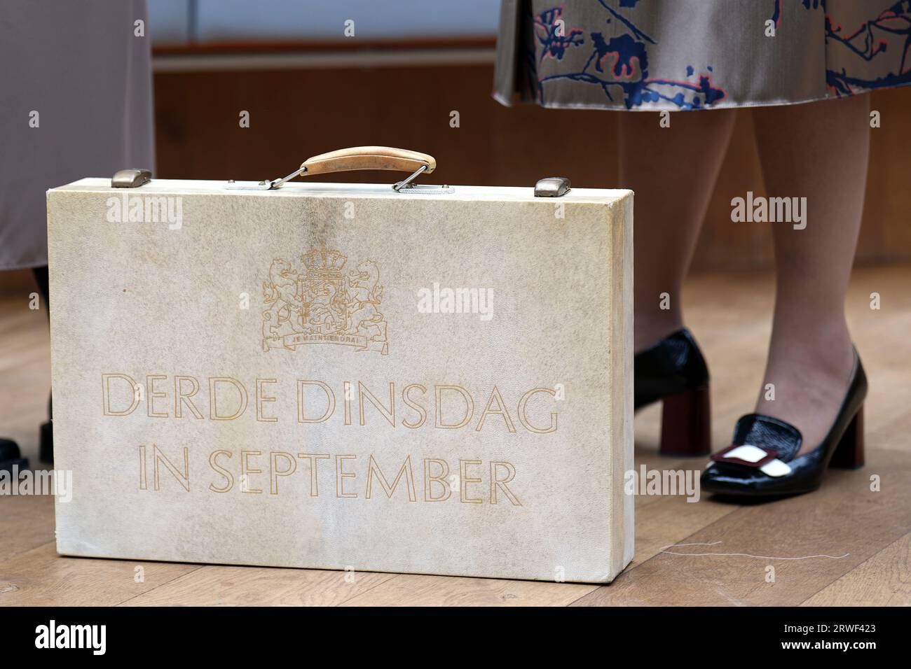 L'Aia, Paesi Bassi. 19 settembre 2023. L'AIA - la valigetta con il bilancio nazionale e la banconota da un milione di dollari. L'anno lavorativo del nuovo governo inizia il terzo martedì di settembre. ANP PHIL NIJHUIS netherlands Out - belgium Out Credit: ANP/Alamy Live News Foto Stock