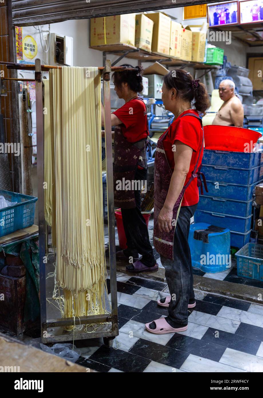 Gente taiwanese che appende spaghetti di riso in un negozio, New Taipei, Tamsui, Taiwan Foto Stock