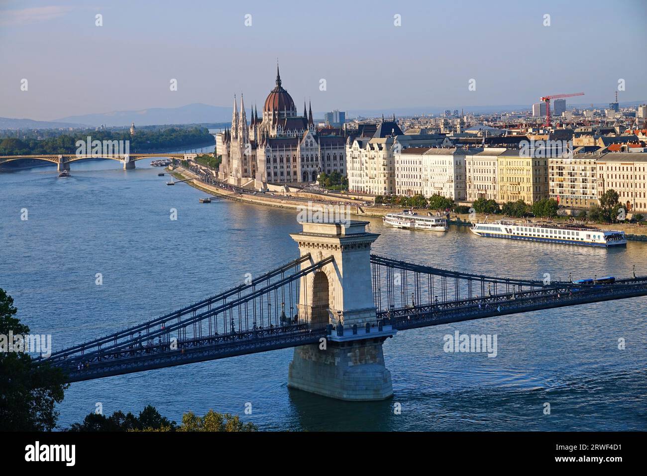 Parlamento ungherese edificio e fiume Danubio, Budapest, Ungheria Foto Stock