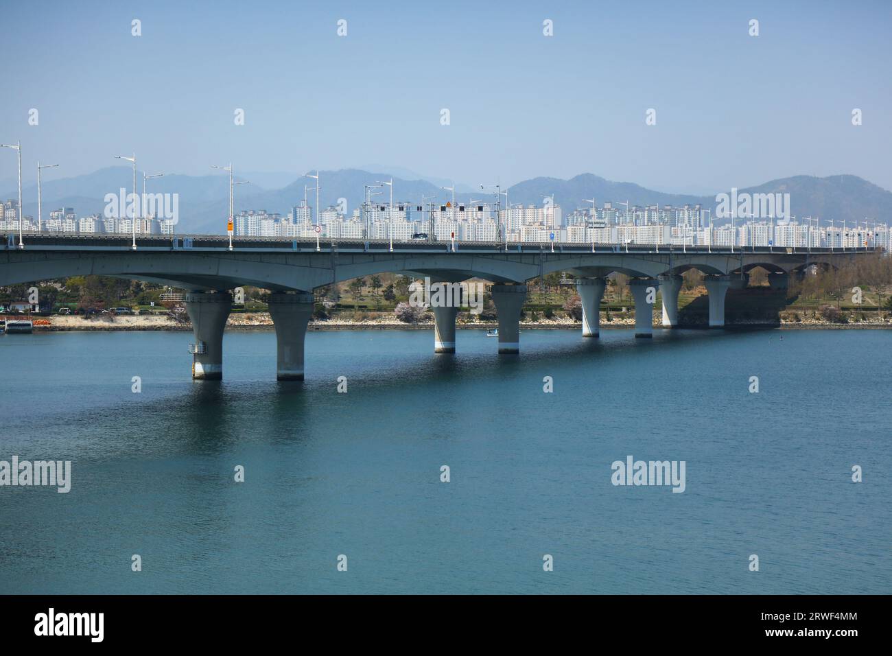 Fiume Nakdonggang (o fiume Nakdong) a Pusan, Corea del Sud. Ponte Eulsukdo con quartiere Myeongji-dong sullo sfondo. Foto Stock