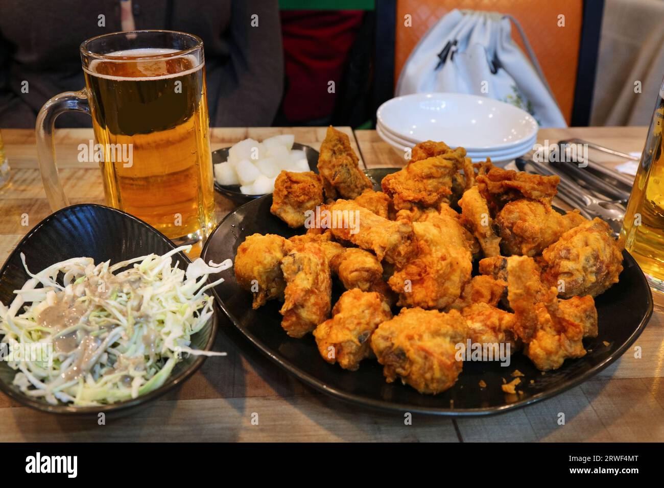 Cibo coreano. Chimaek - abbinamento di pollo fritto con birra in uno dei ristoranti del Suwon Chicken Alley. Foto Stock