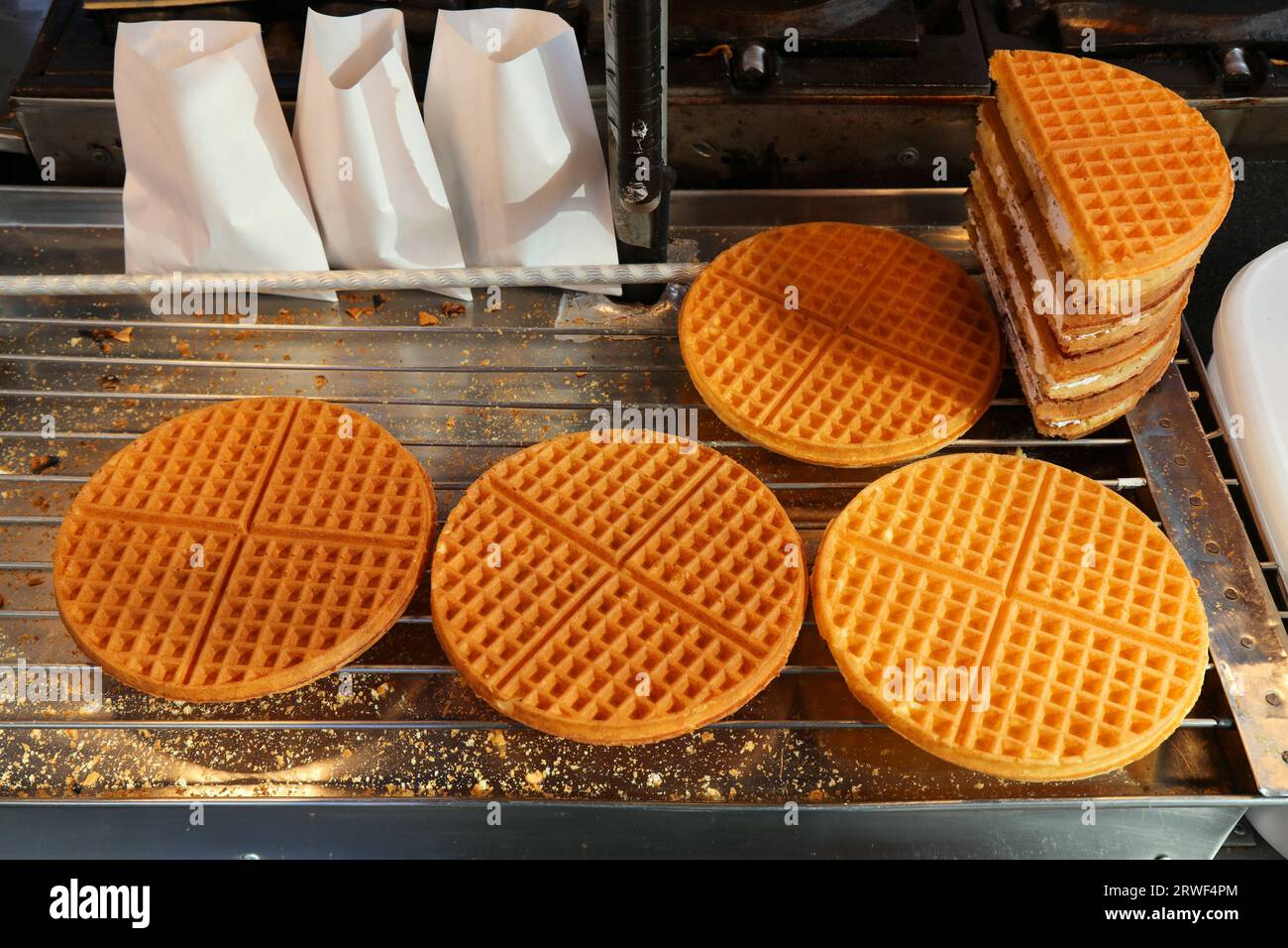 Street food coreano al BIFF Square di Busan, Corea del Sud. Waffle con marmellata di mele. Foto Stock