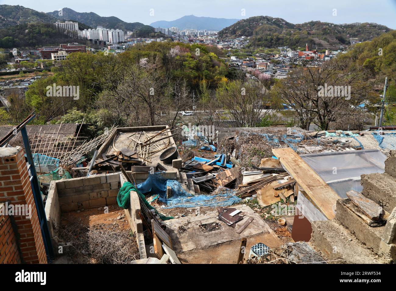 Povertà in Corea del Sud. Case povere abbandonate e rovinate nel quartiere Jaman a Jeonju. Foto Stock