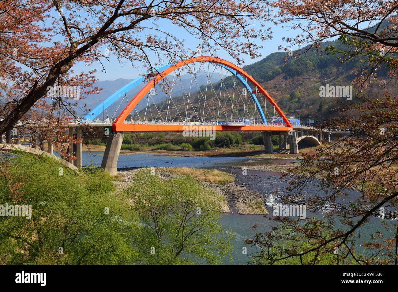 Ponte ad arco legato sul fiume Seomjingang (noto anche come fiume Seomjin) a Hwagae-myeon a Hadong, Corea del Sud. Foto Stock
