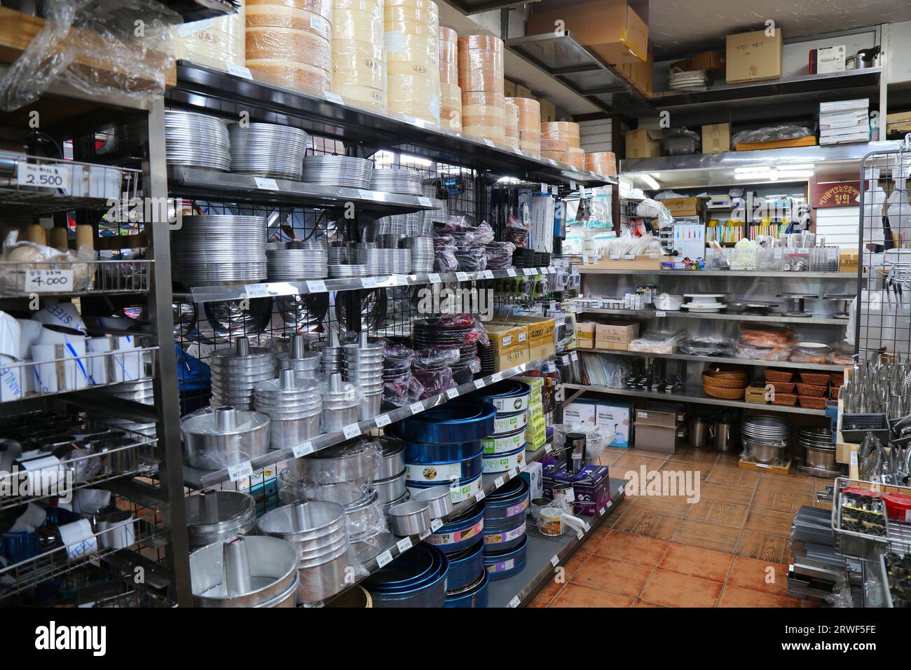 SEOUL, COREA DEL SUD - 7 APRILE 2023: Lattine da forno e forme di acciaio senza stailess al Bangsan Baking Market di Seoul. Il mercato all’ingrosso dispone di prodotti da forno, Foto Stock