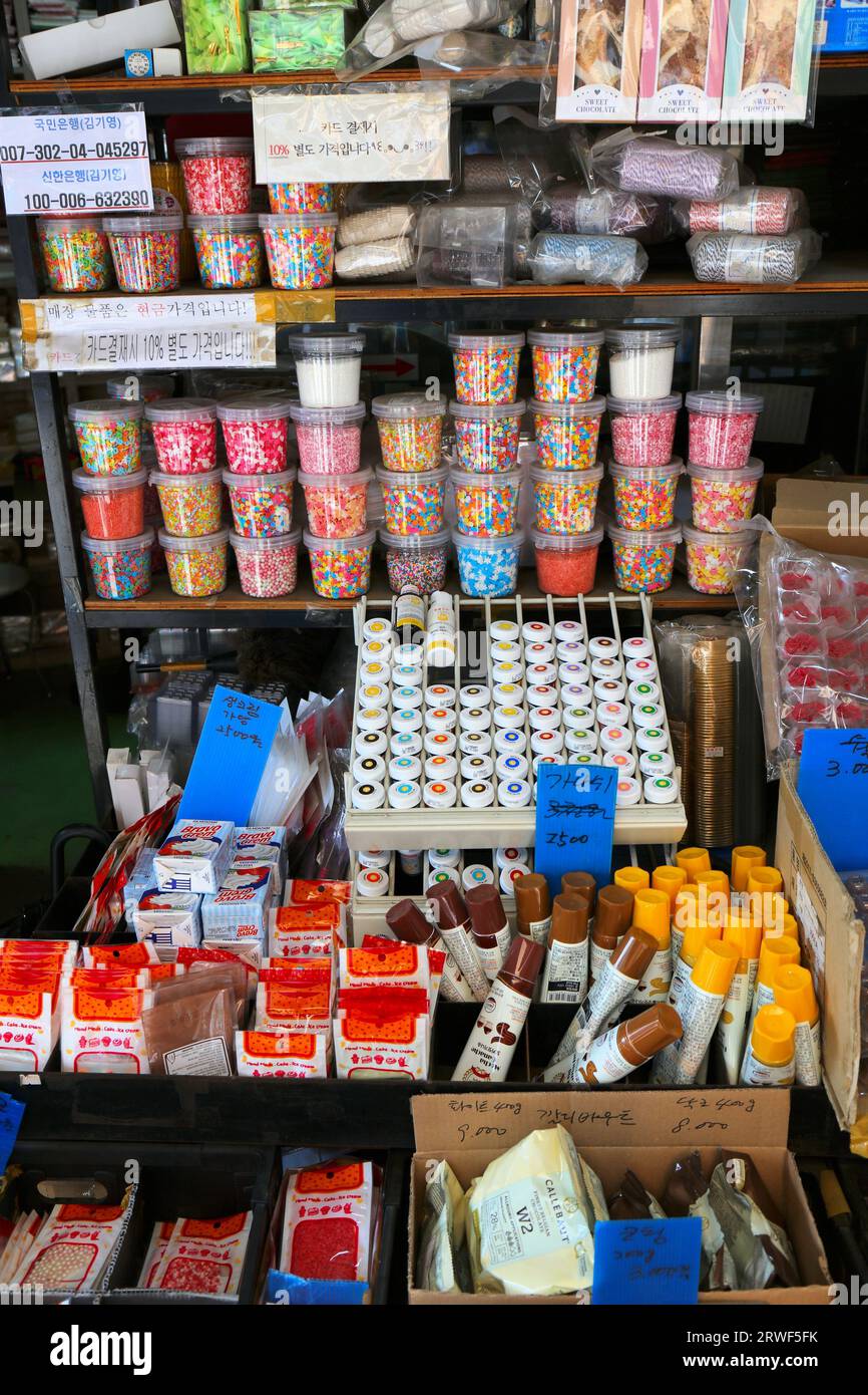 SEUL, COREA DEL SUD - 7 APRILE 2023: Coloranti da forno, cospargi e condimenti per torte al Bangsan Baking Market di Seul. Il mercato all'ingrosso dispone di un suppli da forno Foto Stock