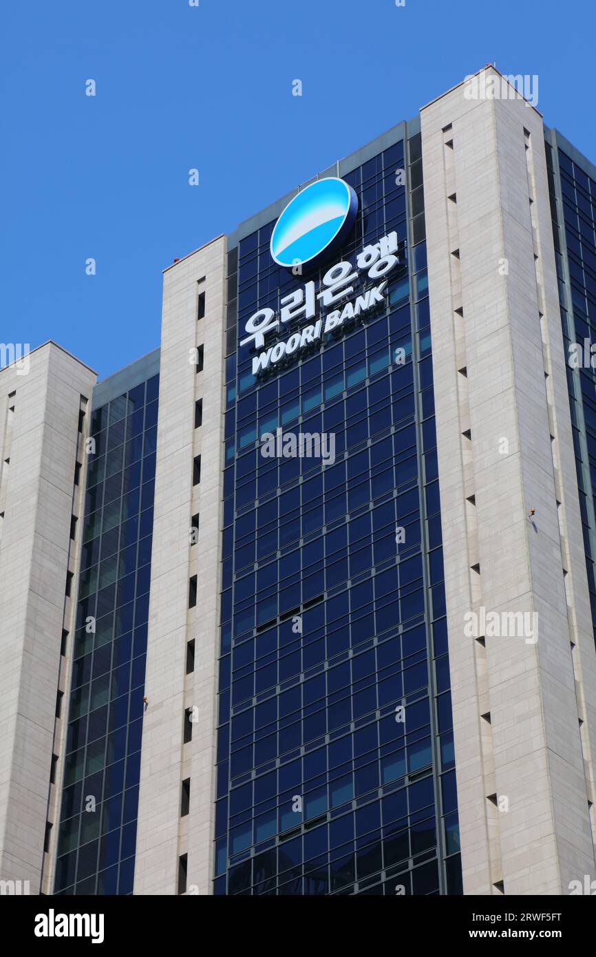 SEOUL, COREA DEL SUD - 9 APRILE 2023: Sede centrale della Woori Bank a Seoul. La Woori Bank è una delle quattro maggiori banche della Corea del Sud. Foto Stock