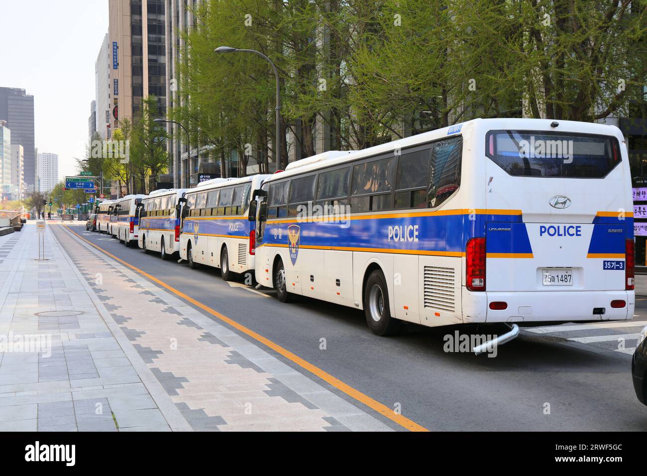 SEOUL, COREA DEL SUD - 9 APRILE 2023: Autobus della polizia parcheggiati in strada a Seoul, Corea del Sud. Foto Stock
