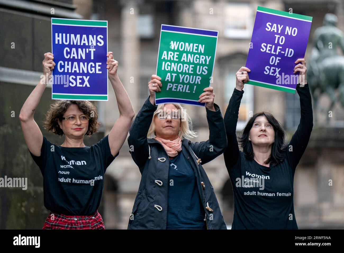 Membri della Scottish Feminist Network al di fuori della Court of Session, Edimburgo, dove il governo scozzese sta cercando di sfidare l'uso dei poteri da parte del governo britannico ai sensi della sezione 35 dello Scotland Act, che hanno impedito al Gender Recognition Reform (Scotland) Bill approvato da Holyrood di ottenere l'assenso reale. Data foto: Martedì 19 settembre 2023. Foto Stock