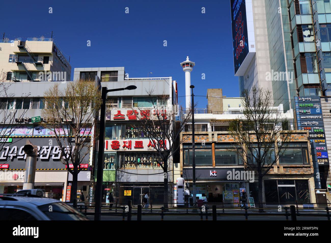 BUSAN, COREA DEL SUD - 27 MARZO 2023: Vista della strada della città di Busan vista dal quartiere del centro di Nampo-dong. Foto Stock