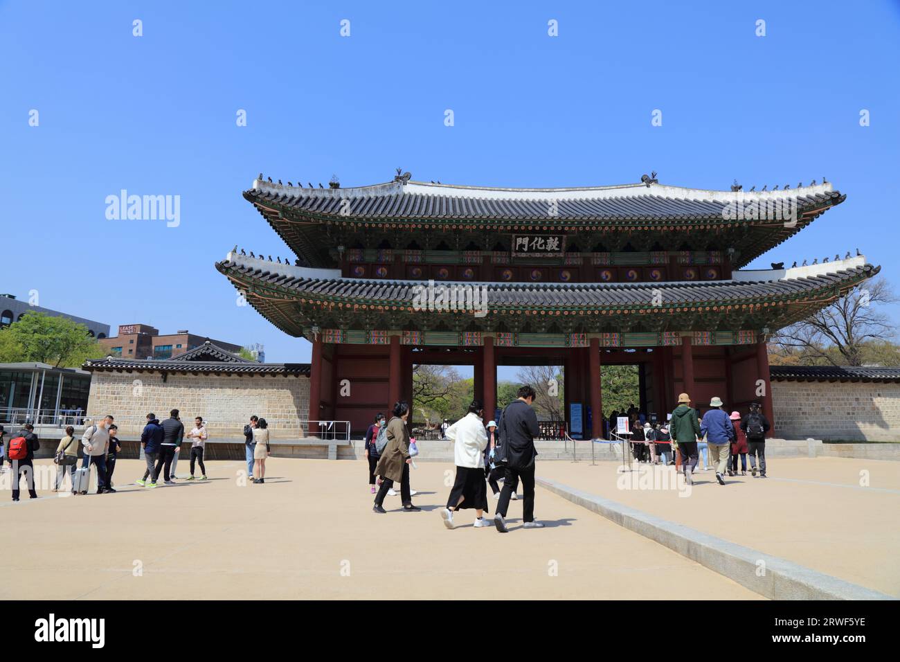 SEUL, COREA DEL SUD - 8 APRILE 2023: La gente visita il Palazzo di Changdeokgung, patrimonio dell'umanità dell'UNESCO a Seul. Foto Stock